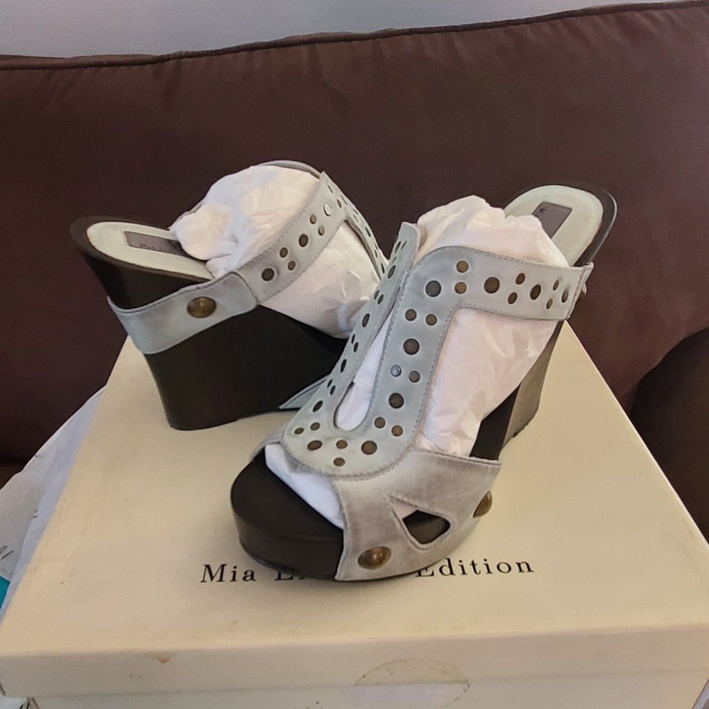 Mia Limited Edition Acadia Wedge Sandal Sz 8 Dirty White